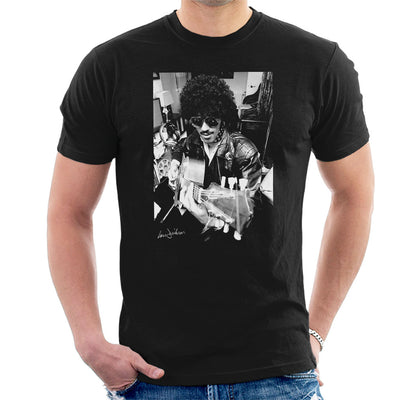 Phil Lynott Of Thin Lizzy Playing Acoustic 1976 Men's T-Shirt
